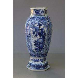 Vase Chinois Ancien en Porcelaine Bleu et Blanc, Époque Kangxi, 26,8 cm