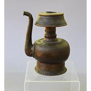 Ancien récipient rituel bouddhiste tibétain en cuivre, XVIIIe–XIXe siècle