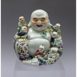 Budai, Bouddha Rieur Aux Cinq Enfants, Porcelaine Chinoise Famille Rose – Époque République