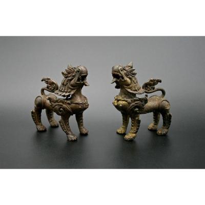 Une Paire De Lions Gardiens De Temple Népalais En Bronze Antique Singha
