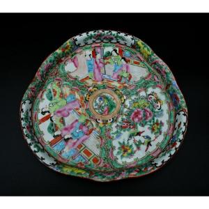 Plateau Ancien En Porcelaine De Chine. Canton Famille Rose.