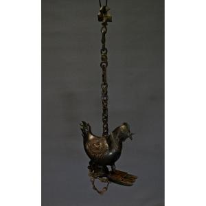 Lampe à Huile Suspendue En Bronze Antique Sous La Forme d'Un Poulet Coq. l'Inde Moghole. Indien