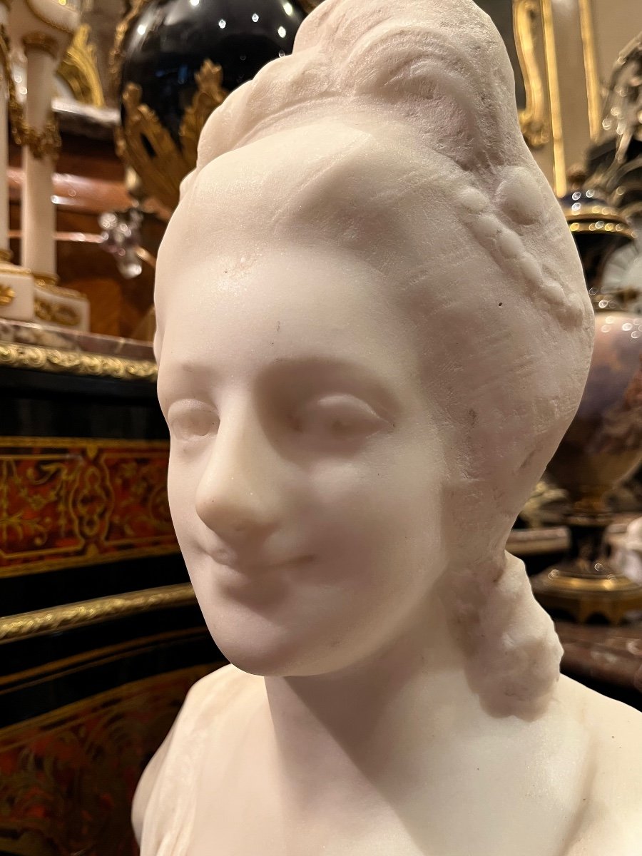 Buste De Jeune Femme En Marbre.-photo-1