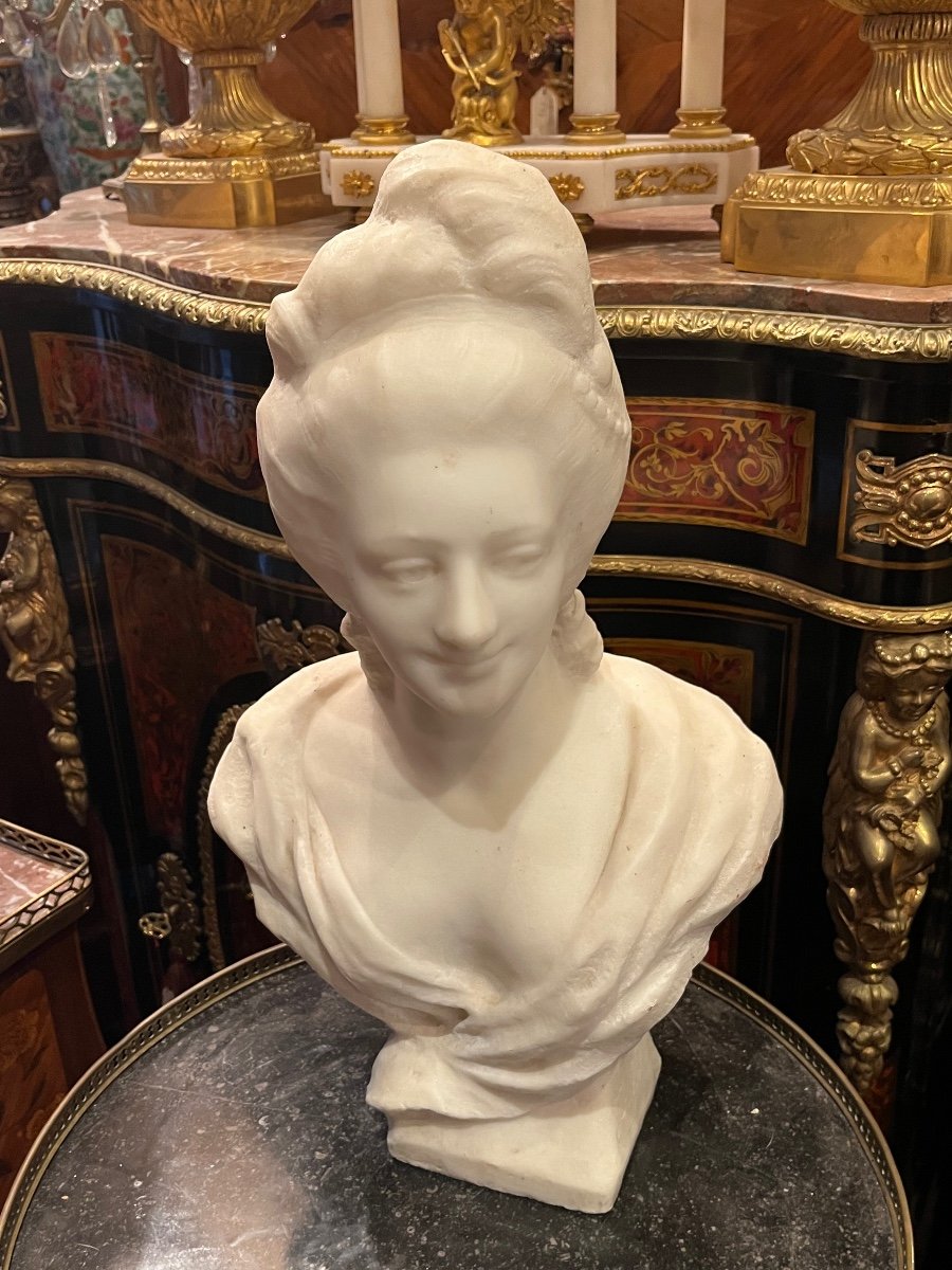Buste De Jeune Femme En Marbre.