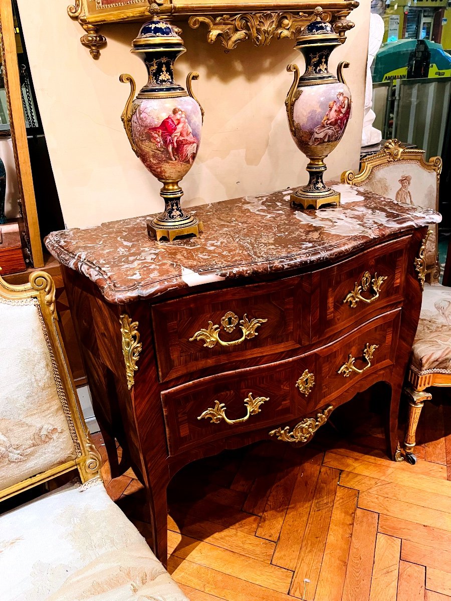 Commode Sauteuse, époque Louis XV, Estampillée Hedouin.