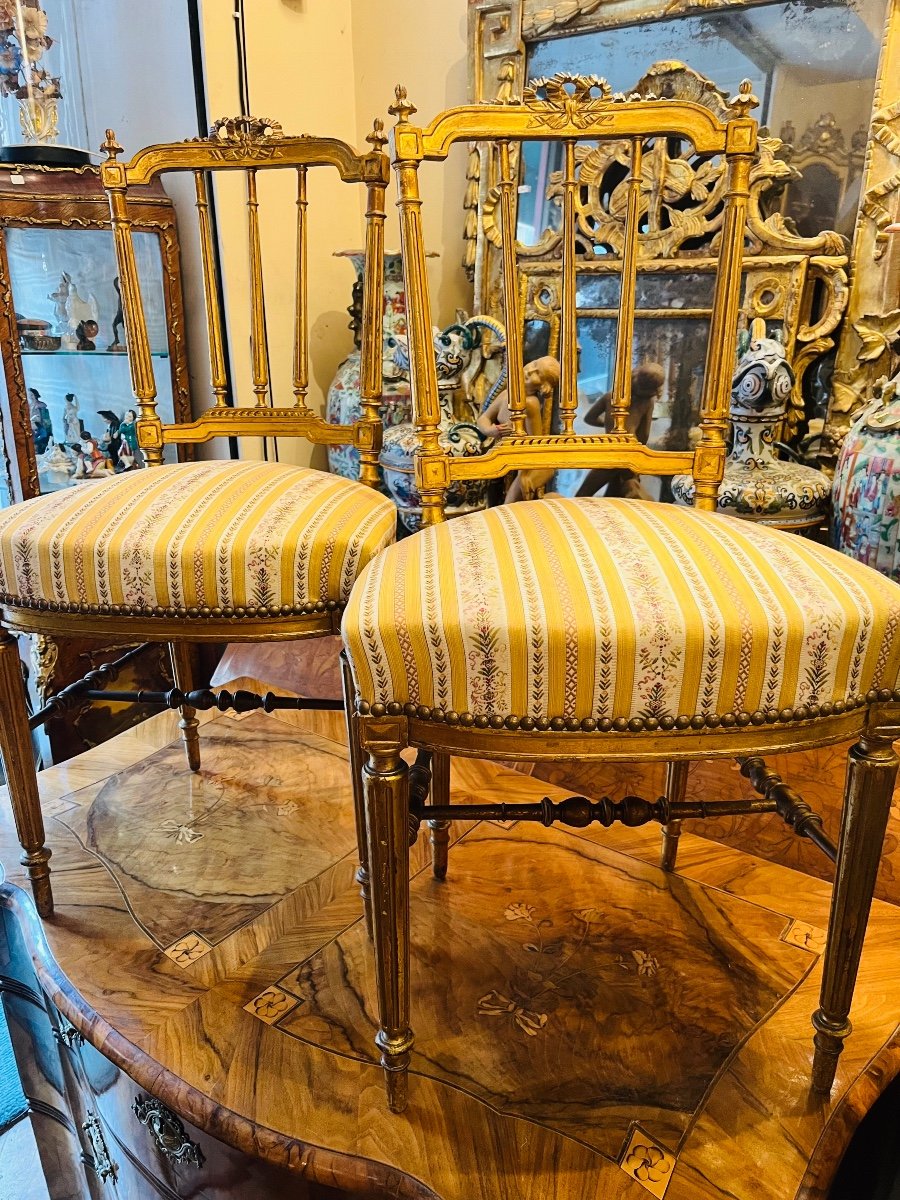 Paire De Chaises Volantes En Bois Doré De Style Louis XVI