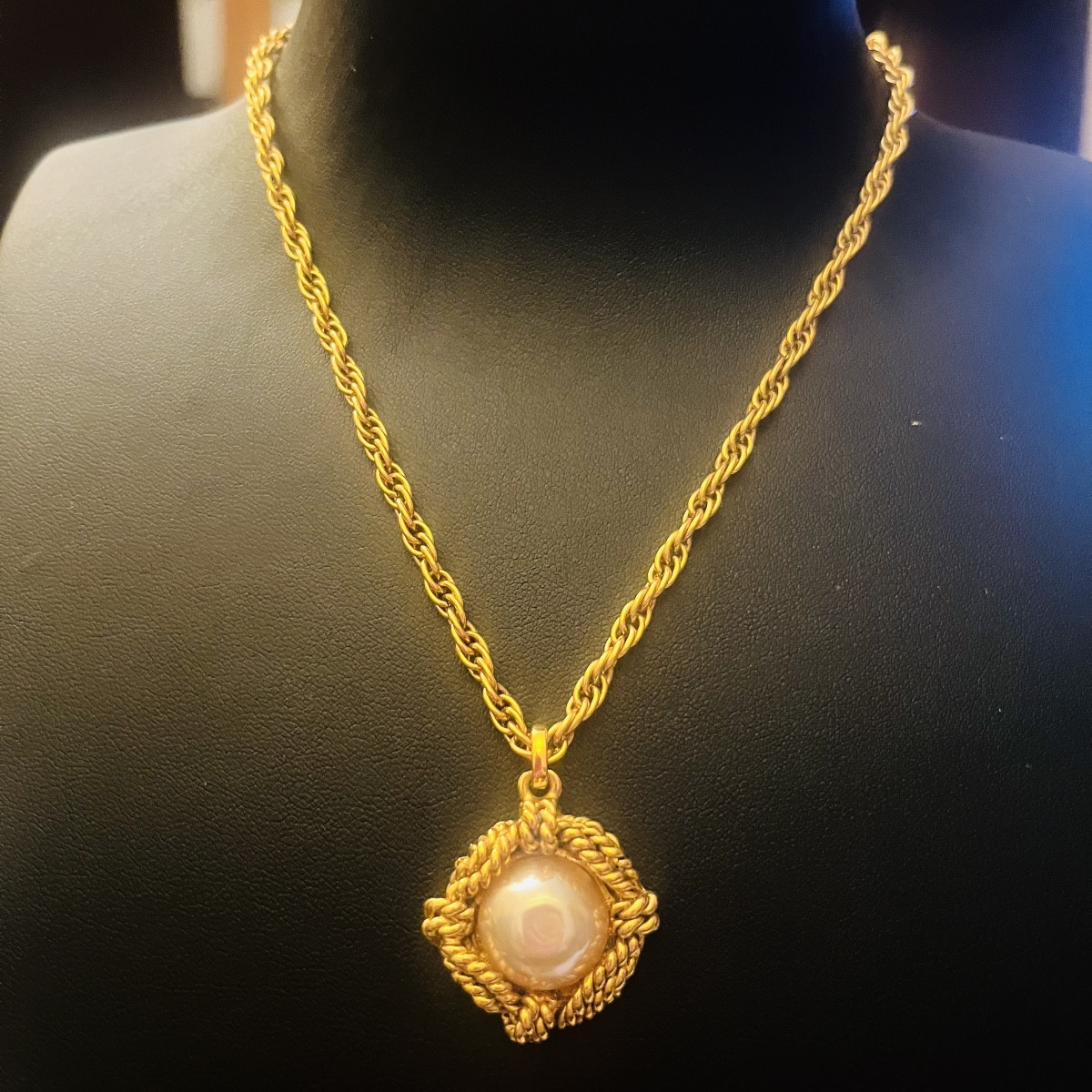 CHANEL, collier doré, perle nacrée. 
