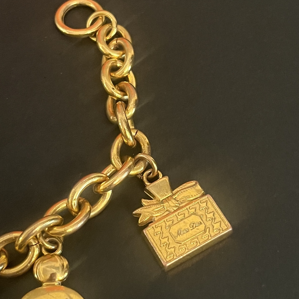 DIOR, Bracelet à breloques. -photo-3