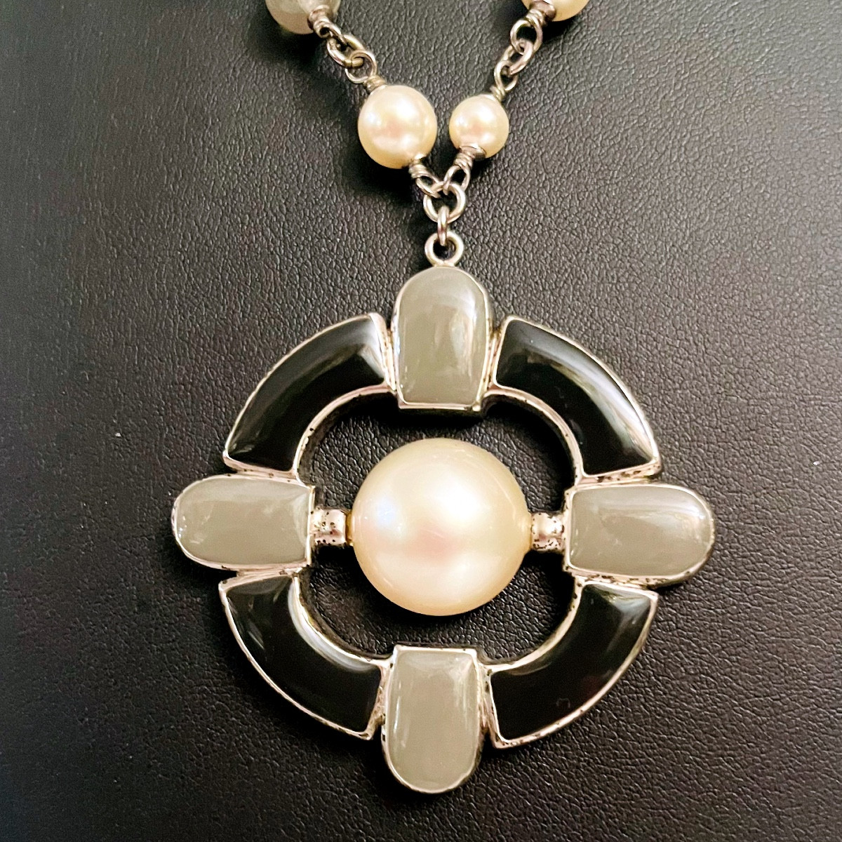 CHANEL, collier de perles et émail.-photo-3