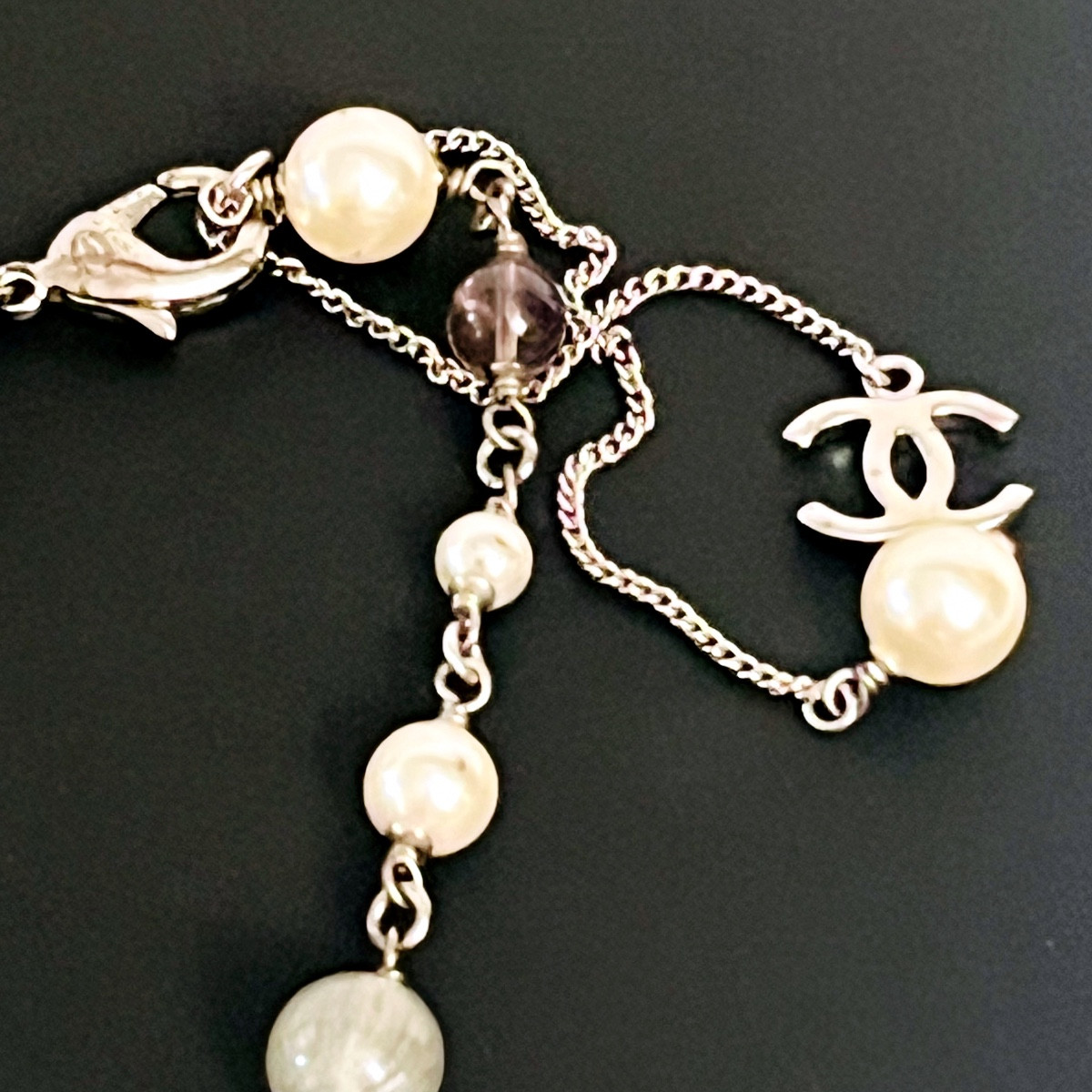 CHANEL, collier de perles et émail.-photo-2