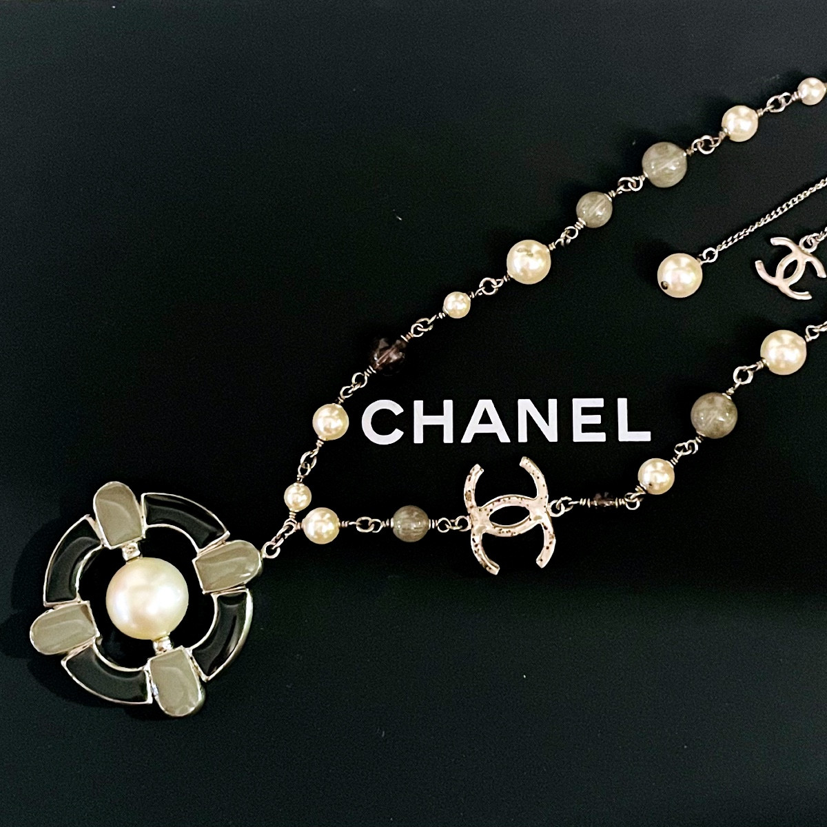 CHANEL, collier de perles et émail.-photo-1