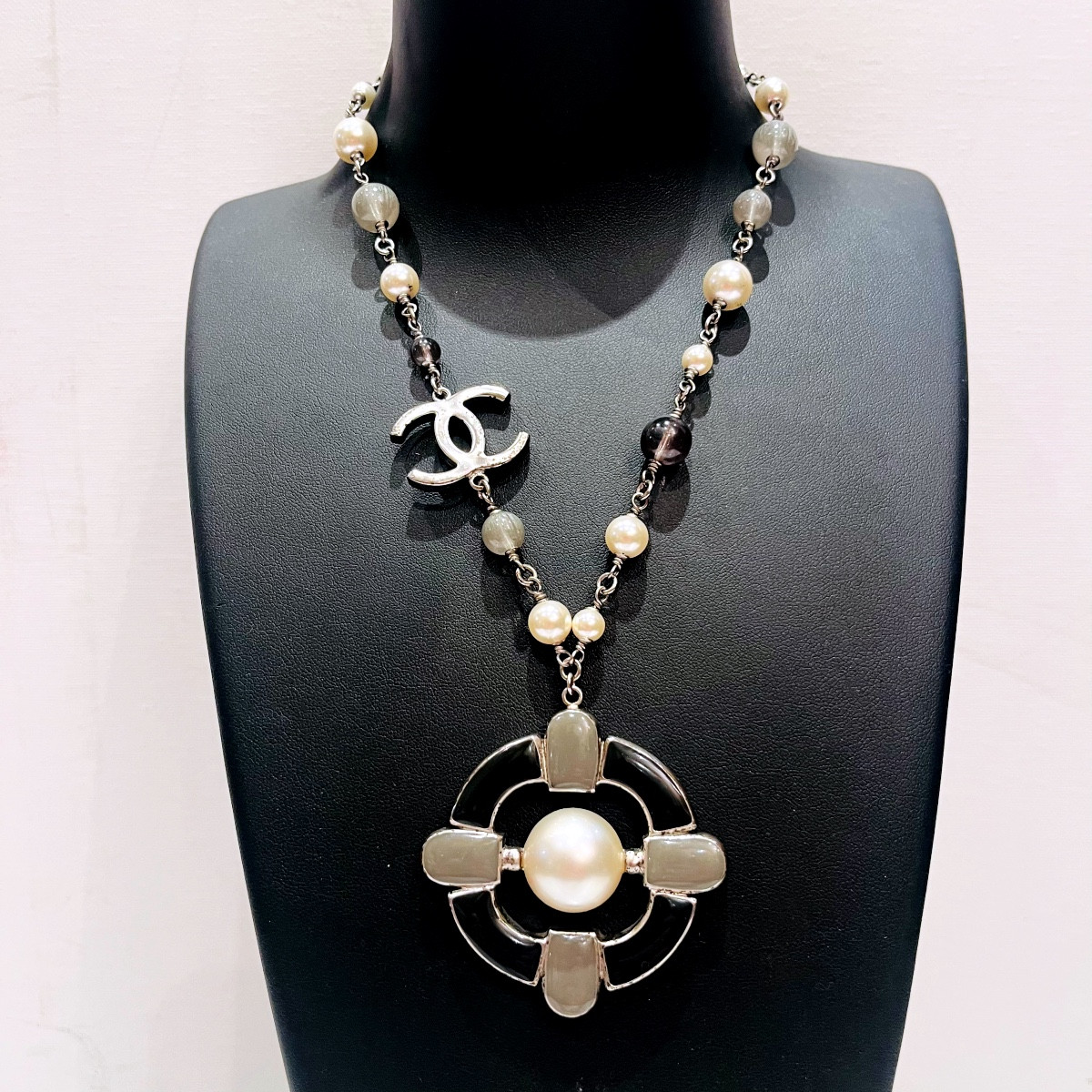 CHANEL, collier de perles et émail.
