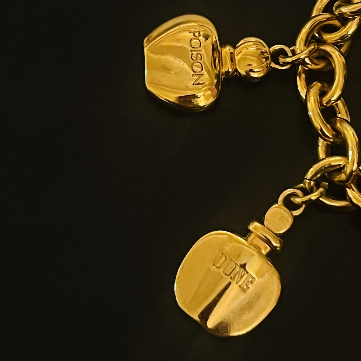 Dior, Bracelet à breloques  doré.-photo-2