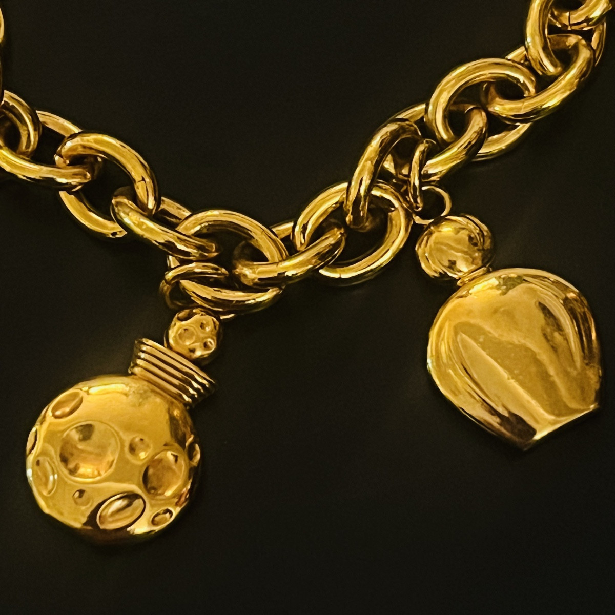 Dior, Bracelet à breloques  doré.-photo-3