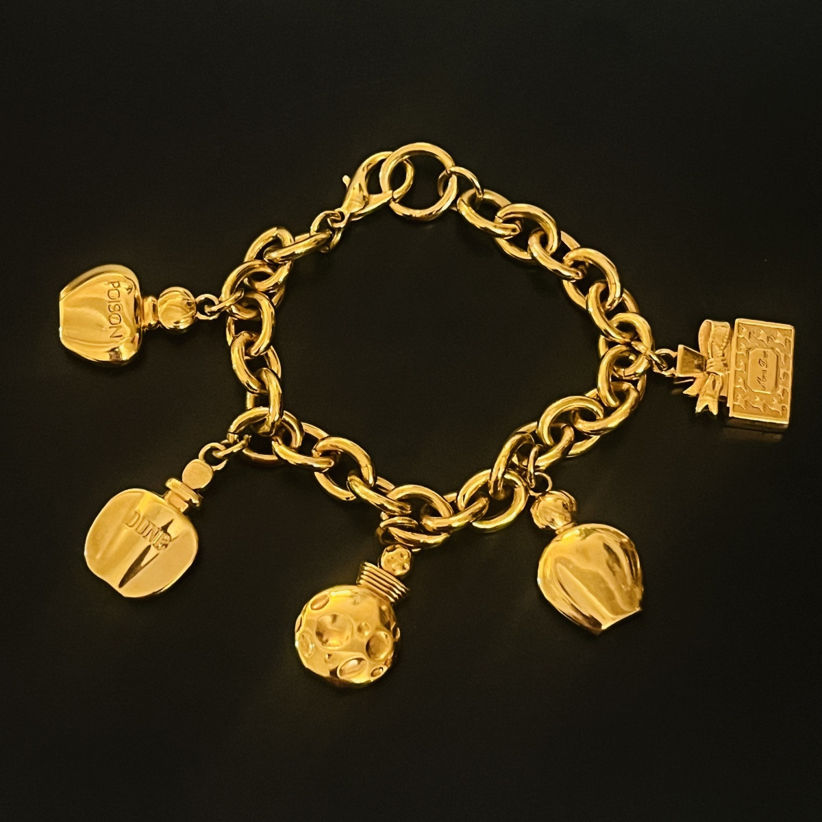 Dior, Bracelet à breloques  doré.