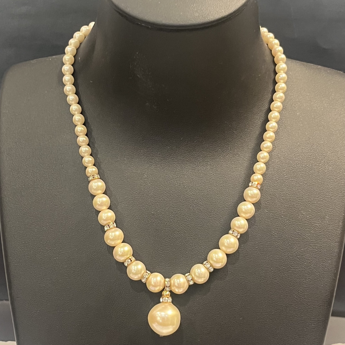 Christian Dior, Pearl Necklace.-photo-2