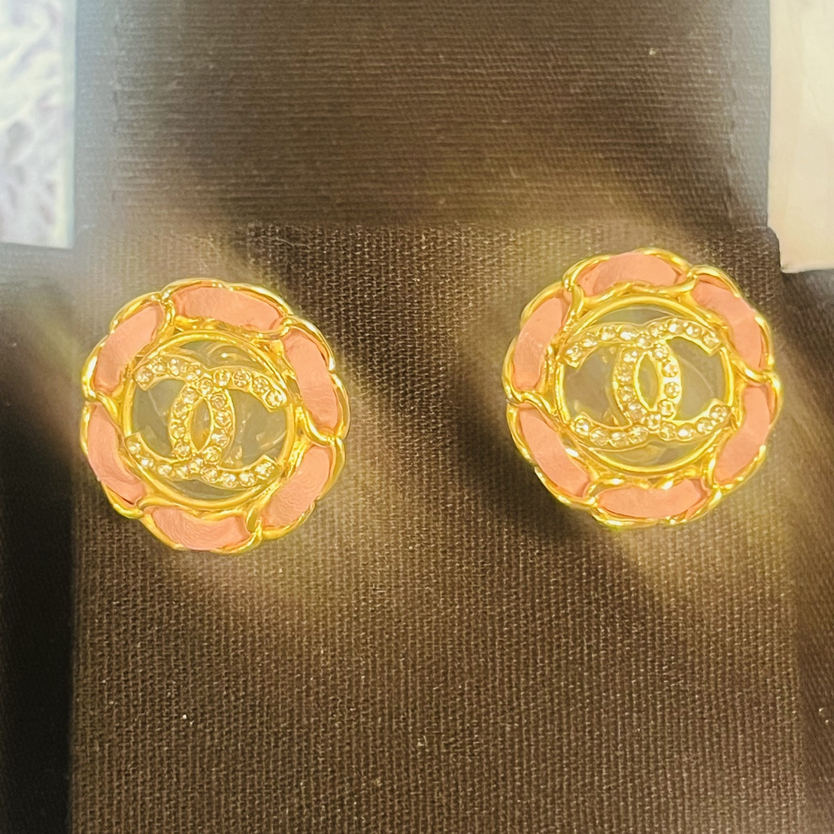 Chanel, paire de boucles d’oreilles au logo  CC -photo-3