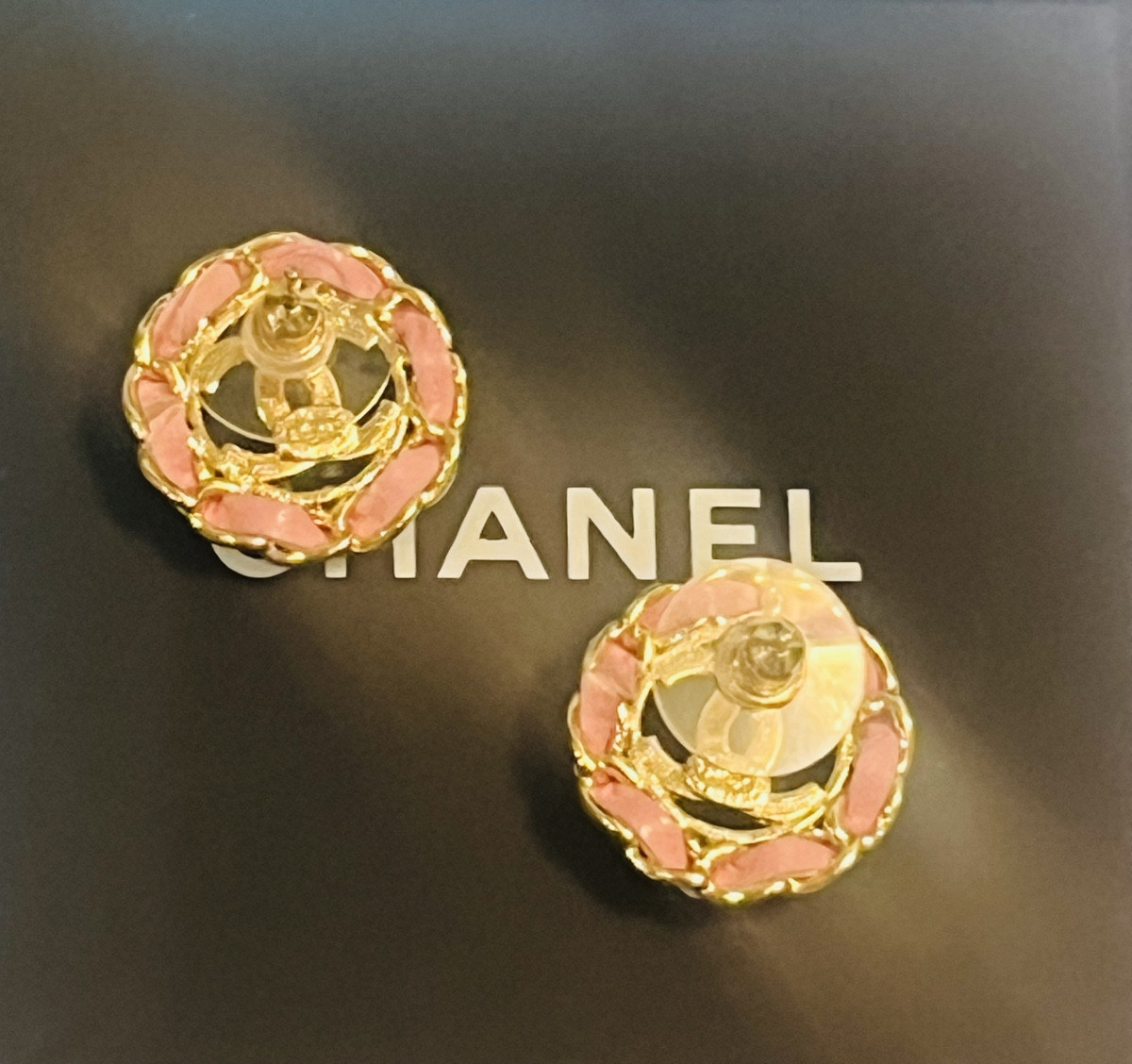 Chanel, paire de boucles d’oreilles au logo  CC -photo-4