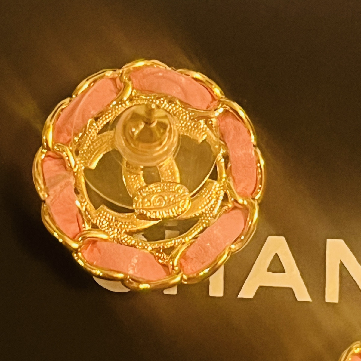 Chanel, paire de boucles d’oreilles au logo  CC -photo-1