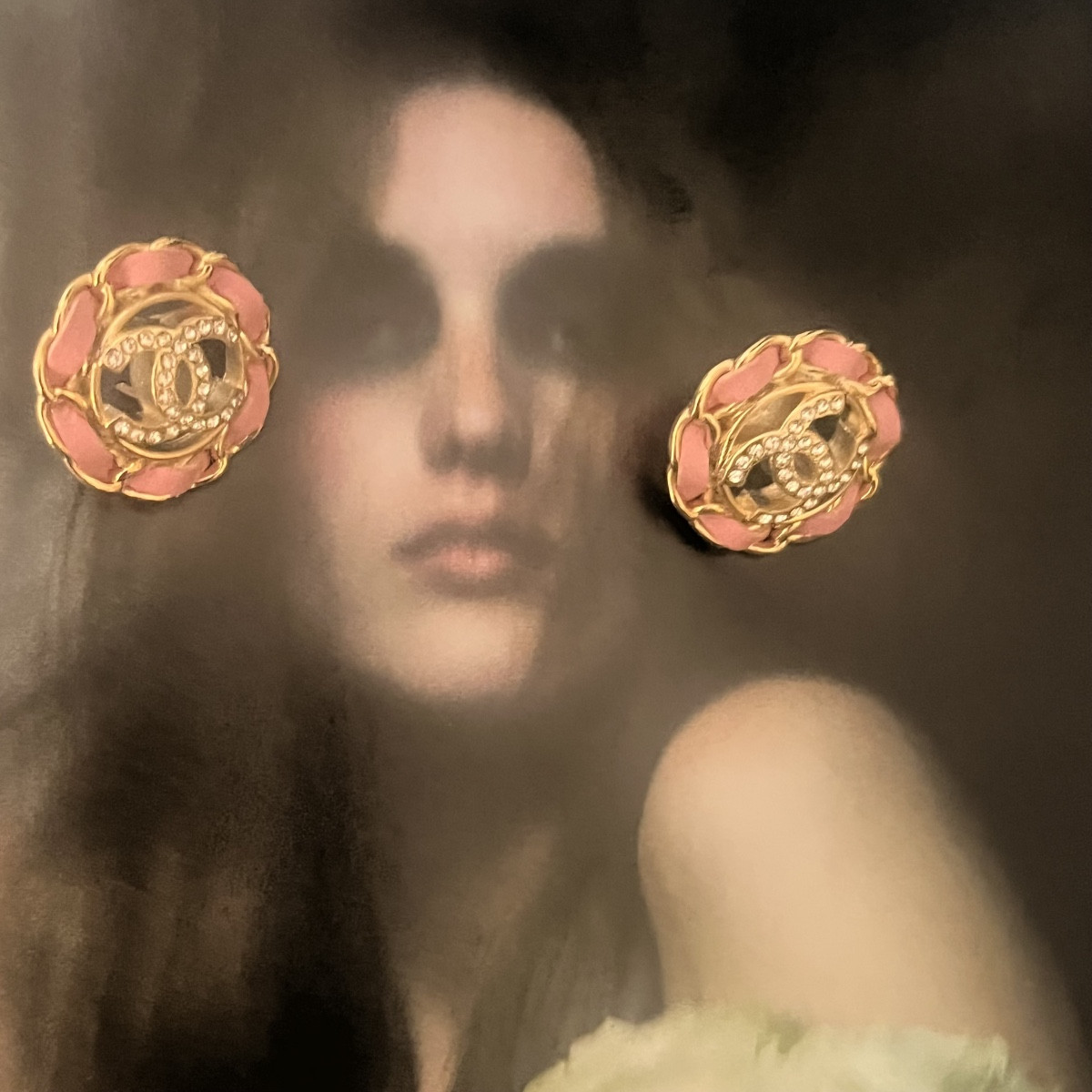Chanel, paire de boucles d’oreilles au logo  CC -photo-2