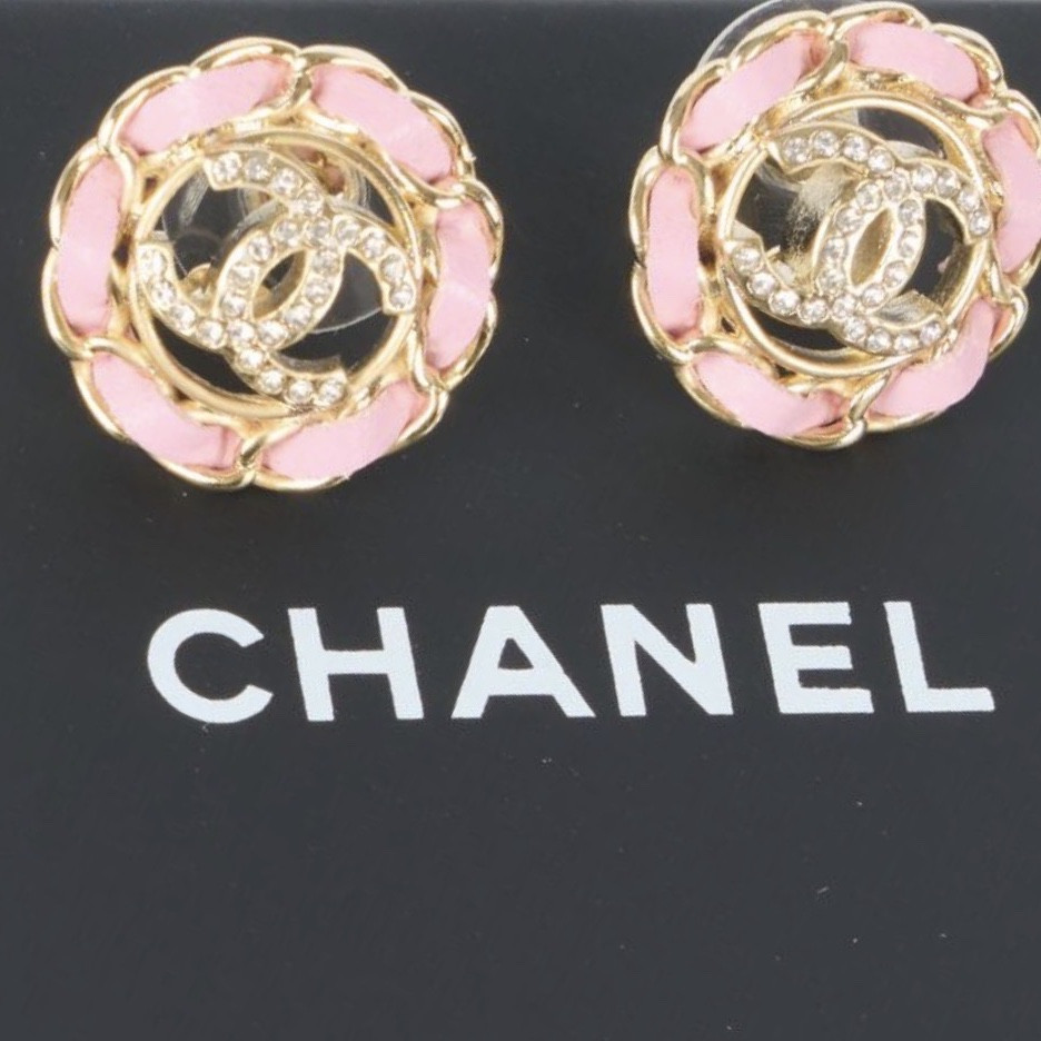 Chanel, paire de boucles d’oreilles au logo  CC 