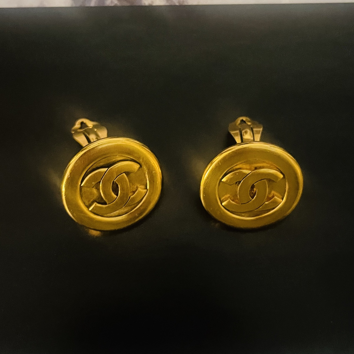 Chanel, paire de clips d’oreilles au double C.-photo-2