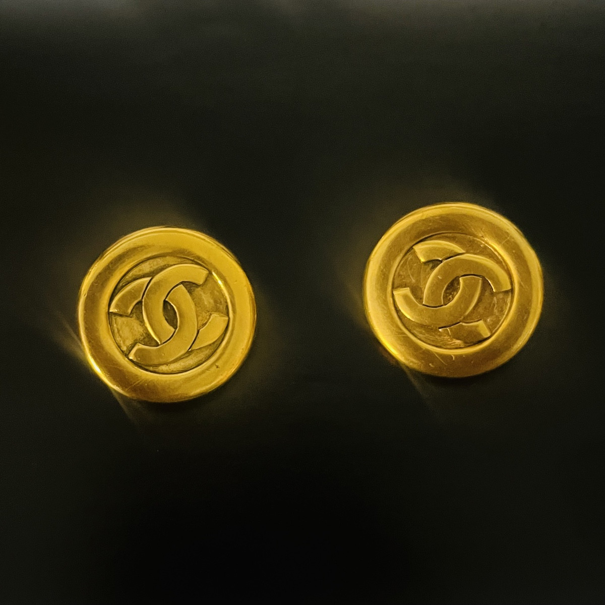 Chanel, paire de clips d’oreilles au double C.