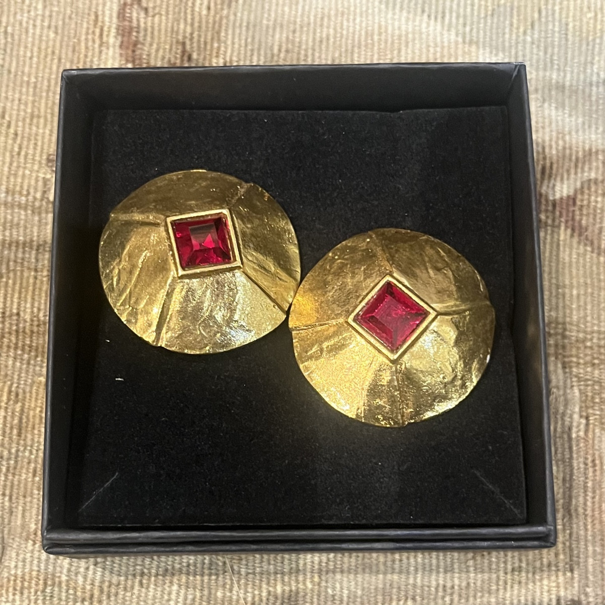 Yves Saint Laurent, paire de boucles d’oreilles -photo-1