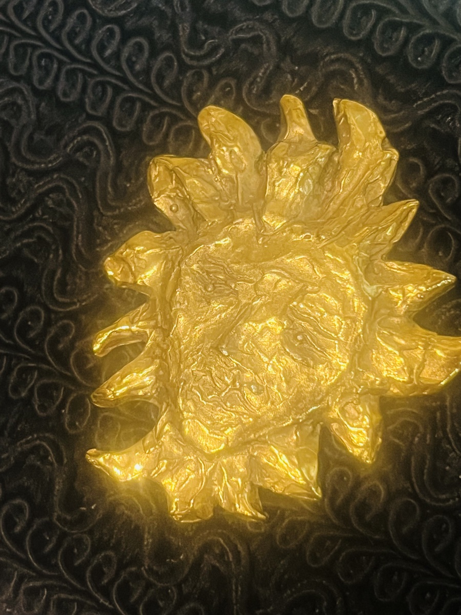 Yves SAINT LAURENT, ceinture soleil à visage humain., 1980.-photo-1