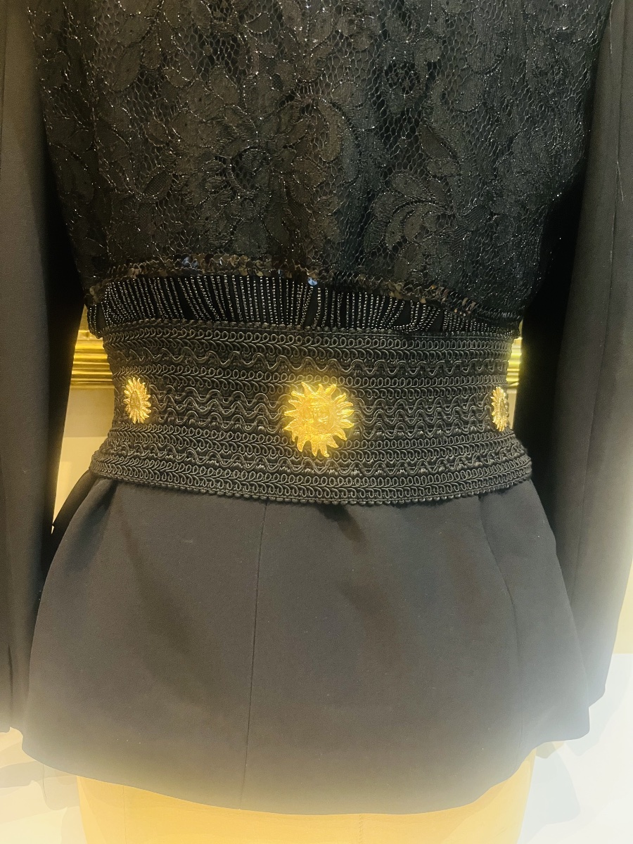 Yves SAINT LAURENT, ceinture soleil à visage humain., 1980.-photo-4