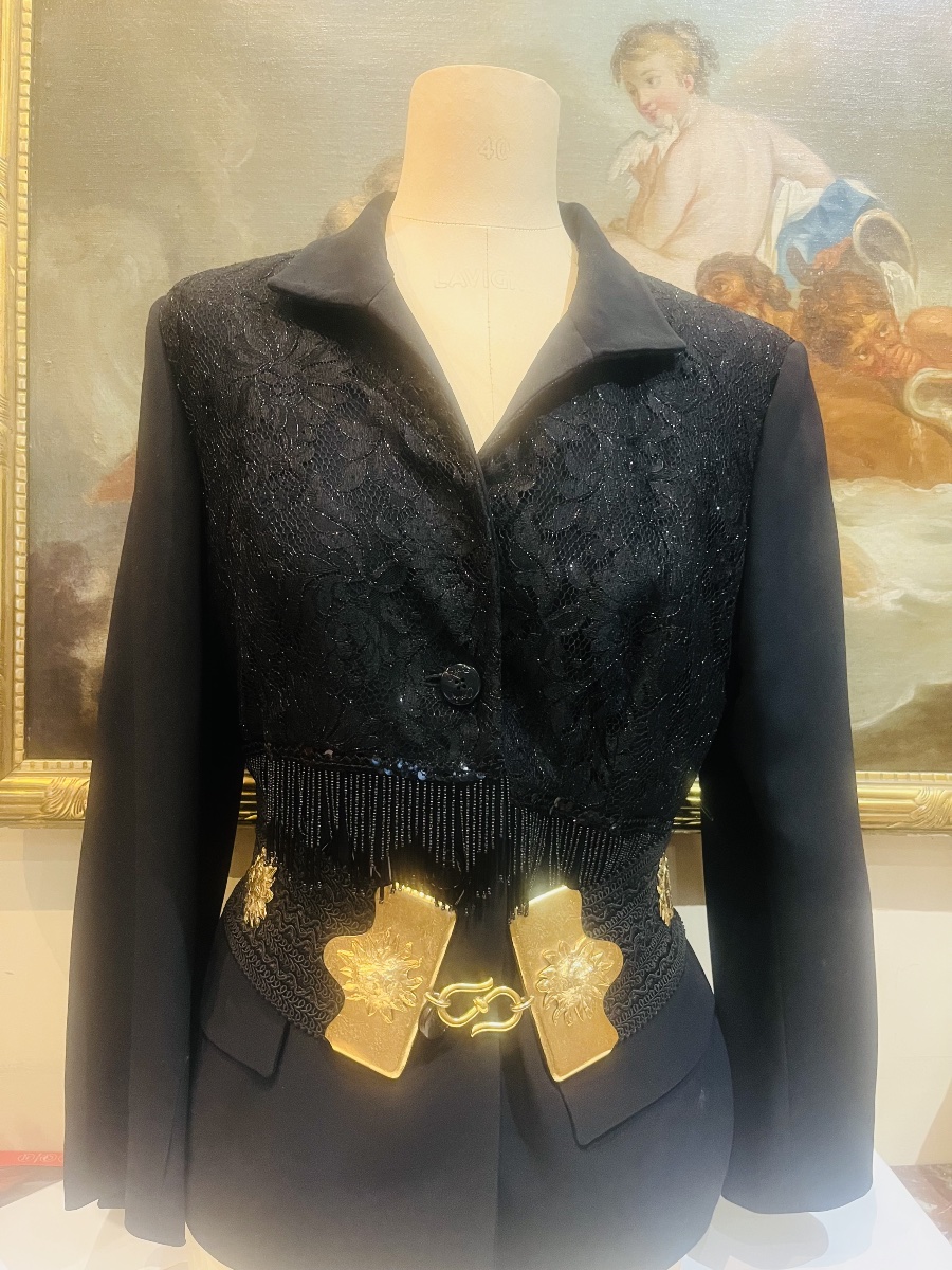 Yves SAINT LAURENT, ceinture soleil à visage humain., 1980.
