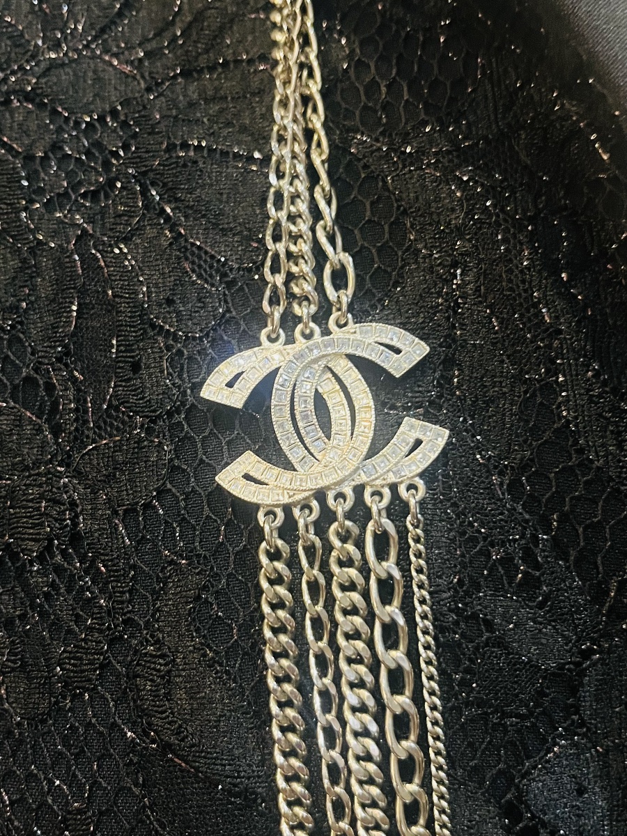 CHANEL, collier sautoir en métal argenté aux deux doubles C-photo-3