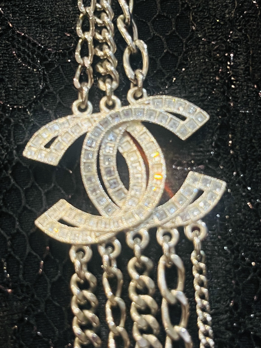 CHANEL, collier sautoir en métal argenté aux deux doubles C-photo-4