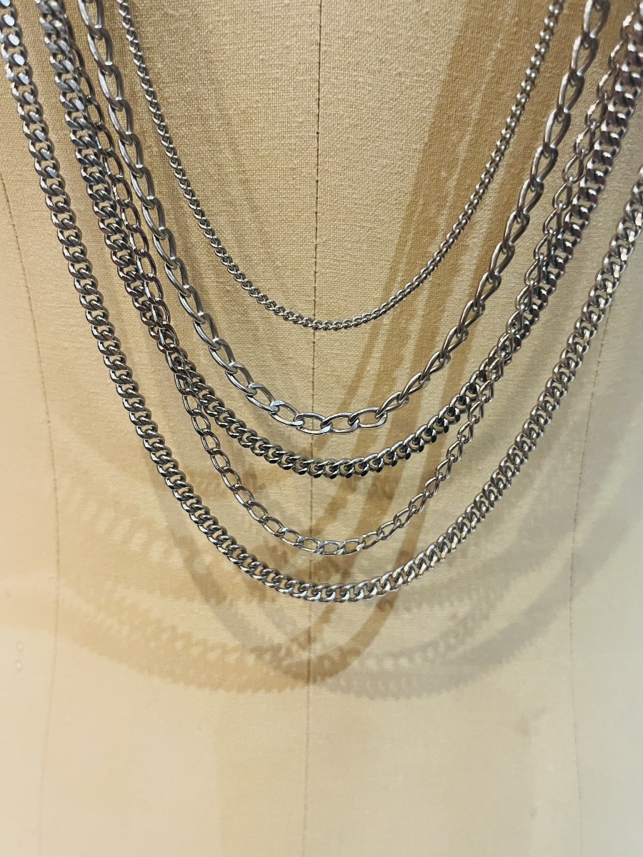 CHANEL, collier sautoir en métal argenté aux deux doubles C-photo-2