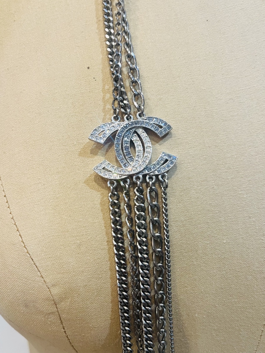 CHANEL, collier sautoir en métal argenté aux deux doubles C-photo-3