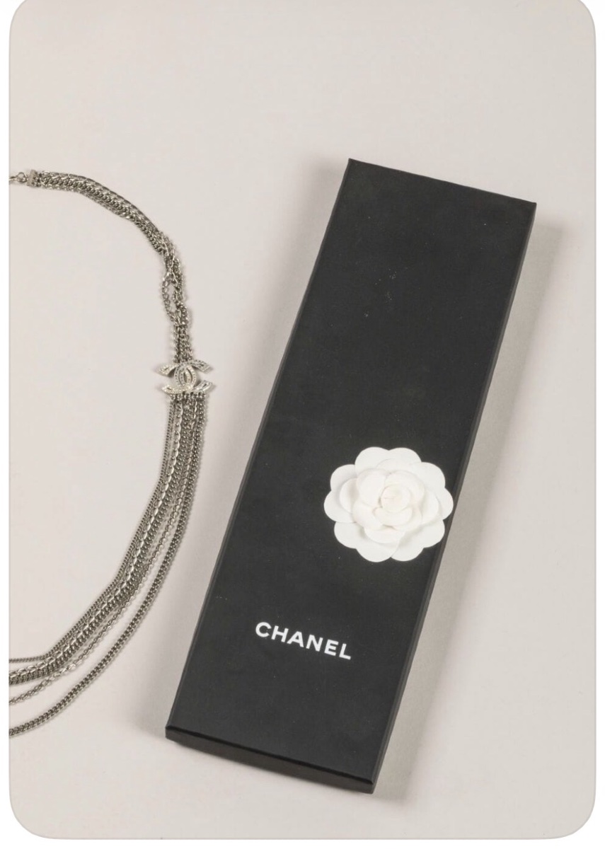 CHANEL, collier sautoir en métal argenté aux deux doubles C-photo-4