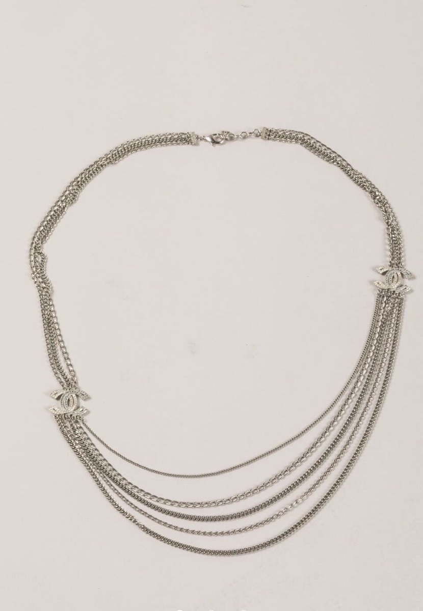 CHANEL, collier sautoir en métal argenté aux deux doubles C-photo-5