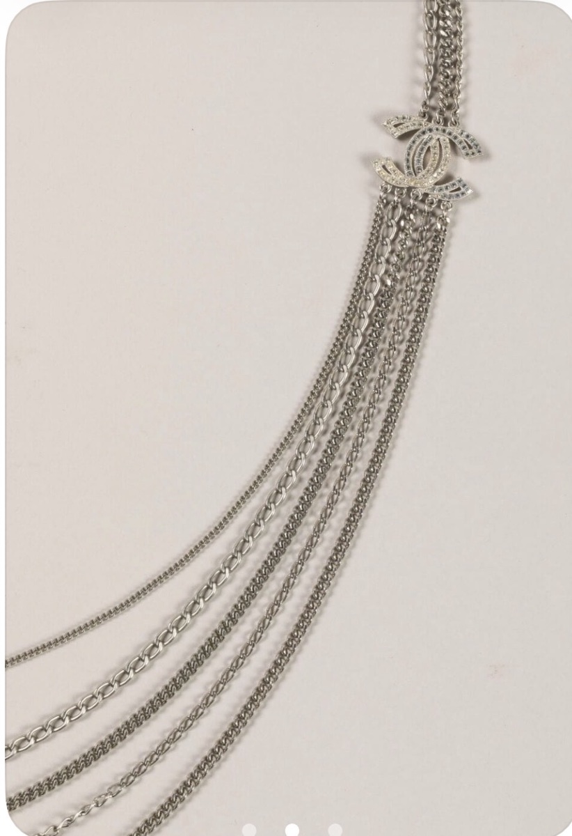 CHANEL, collier sautoir en métal argenté aux deux doubles C-photo-6
