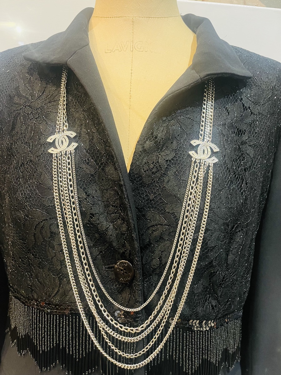 CHANEL, collier sautoir en métal argenté aux deux doubles C