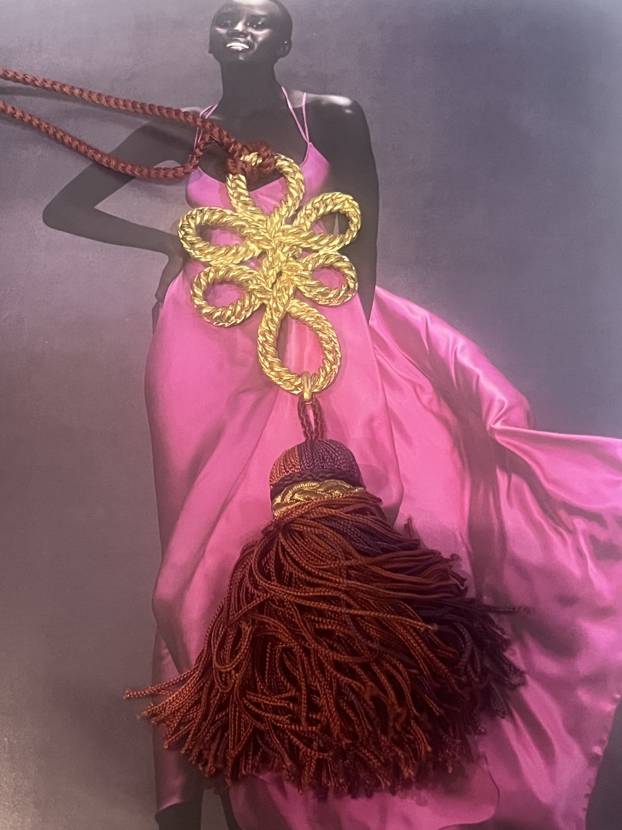 Yves SAINT LAURENT, collier pendentif passementerie ,1993. -photo-3