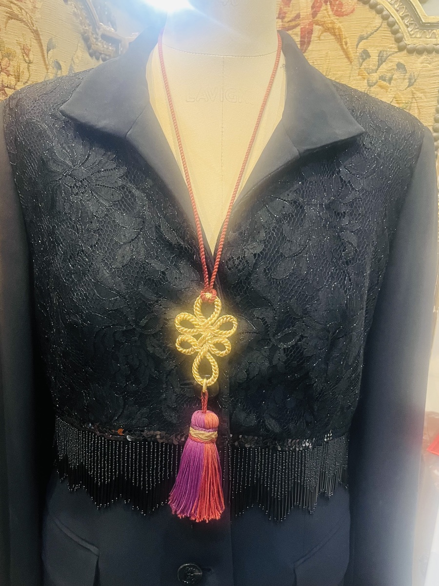 Yves SAINT LAURENT, collier pendentif passementerie ,1993. 