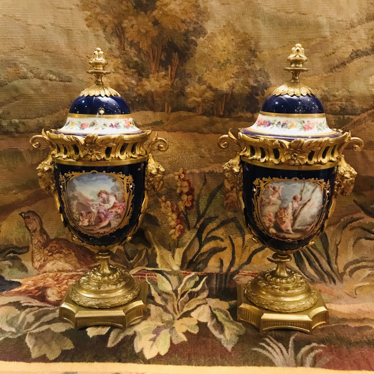 Paire De Vases Couverts Porcelaine 