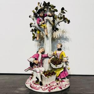 Groupe En Porcelaine Vieux Paris, La Cueillette Des Cerises, fin XVIII ème.