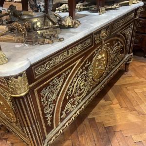 Commode à Vantaux d'après Benneman, fin du XIX éme siècle.