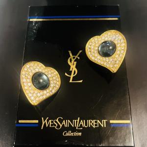 Yves Saint Laurent, paire de boucles d’oreilles Diva.