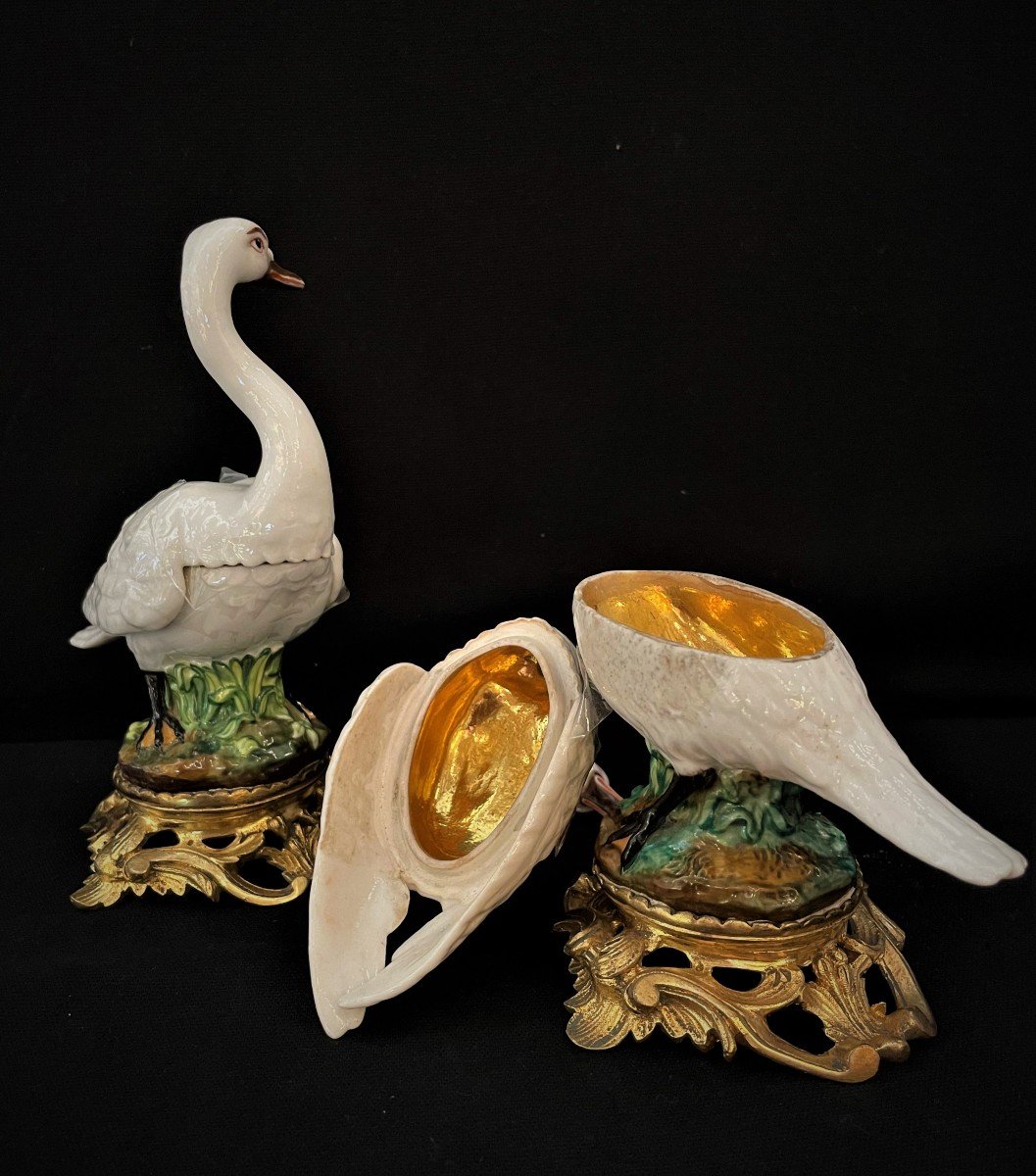 Paire de cygnes en porcelaine blanche et polychromée formant salières avec monture bronze ciselé doré.-photo-2
