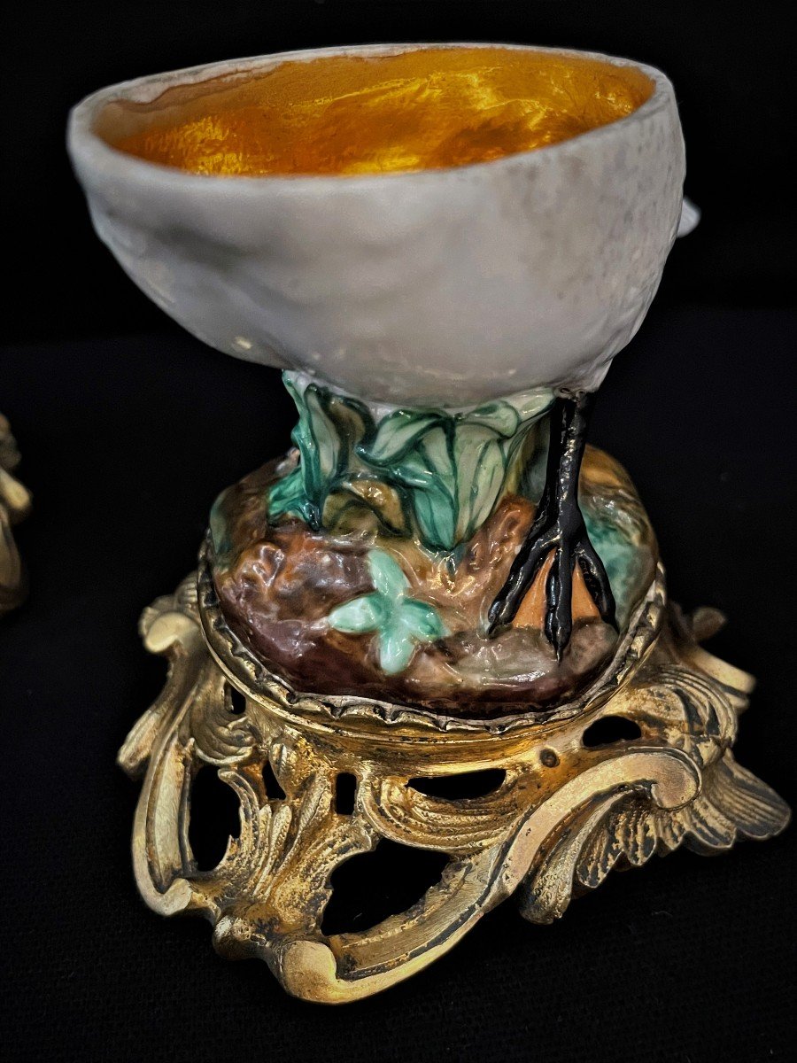 Paire de cygnes en porcelaine blanche et polychromée formant salières avec monture bronze ciselé doré.-photo-3