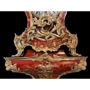 Cartel et son cul de lampe en laque rouge à décors chinois Louis XV signé GOSSELIN