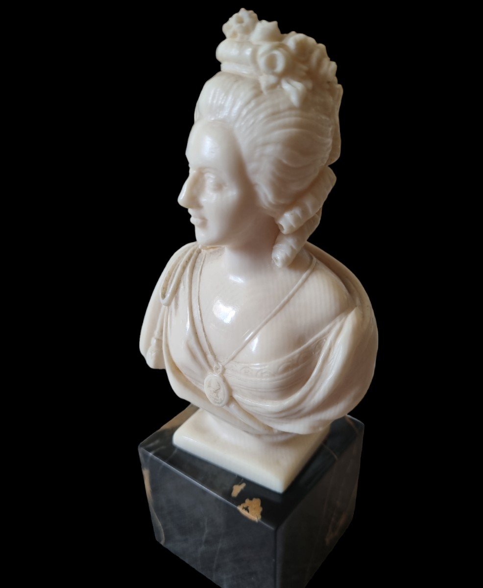 Ivory Bust Of Marie-antoinette 19th C. 12.5 Cm. Dieppe