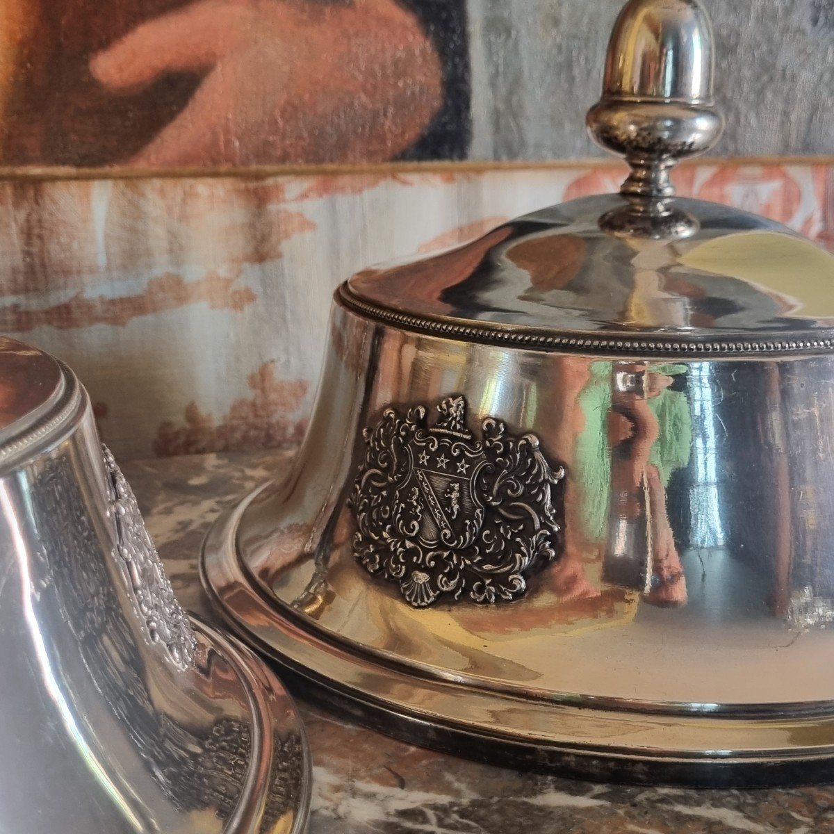 ODIOT - PAIRE DE CLOCHES POUR PLAT EN METAL ARGENTE ARMOIRIES BLASON-photo-3
